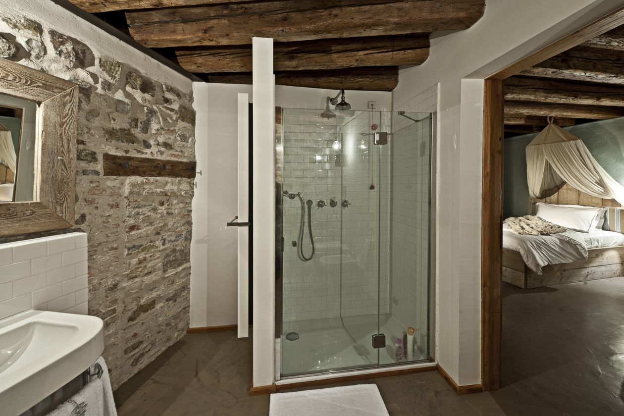 deluxe twin room, 2 single beds | bathroom | free toiletries, hair dryer, bathrobes, slippers