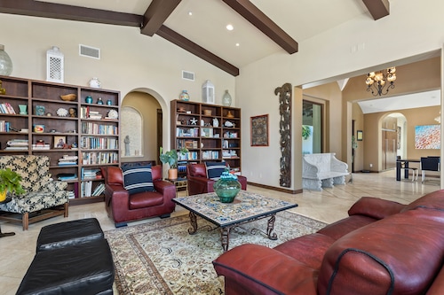 1 Block walk to  ShoresBeach 4 Bedroom 4bath HotTub Steam&Sauna near restaurants