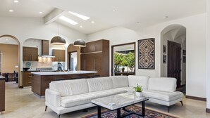 Smart TV, chimenea, libros y impresora