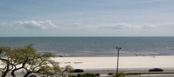 A Gorgeous Beachview 4BR /2Ba Townhome,  Sleeps 13.