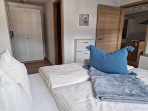 Escritorio, cortinas blackout, wifi gratis y ropa de cama 