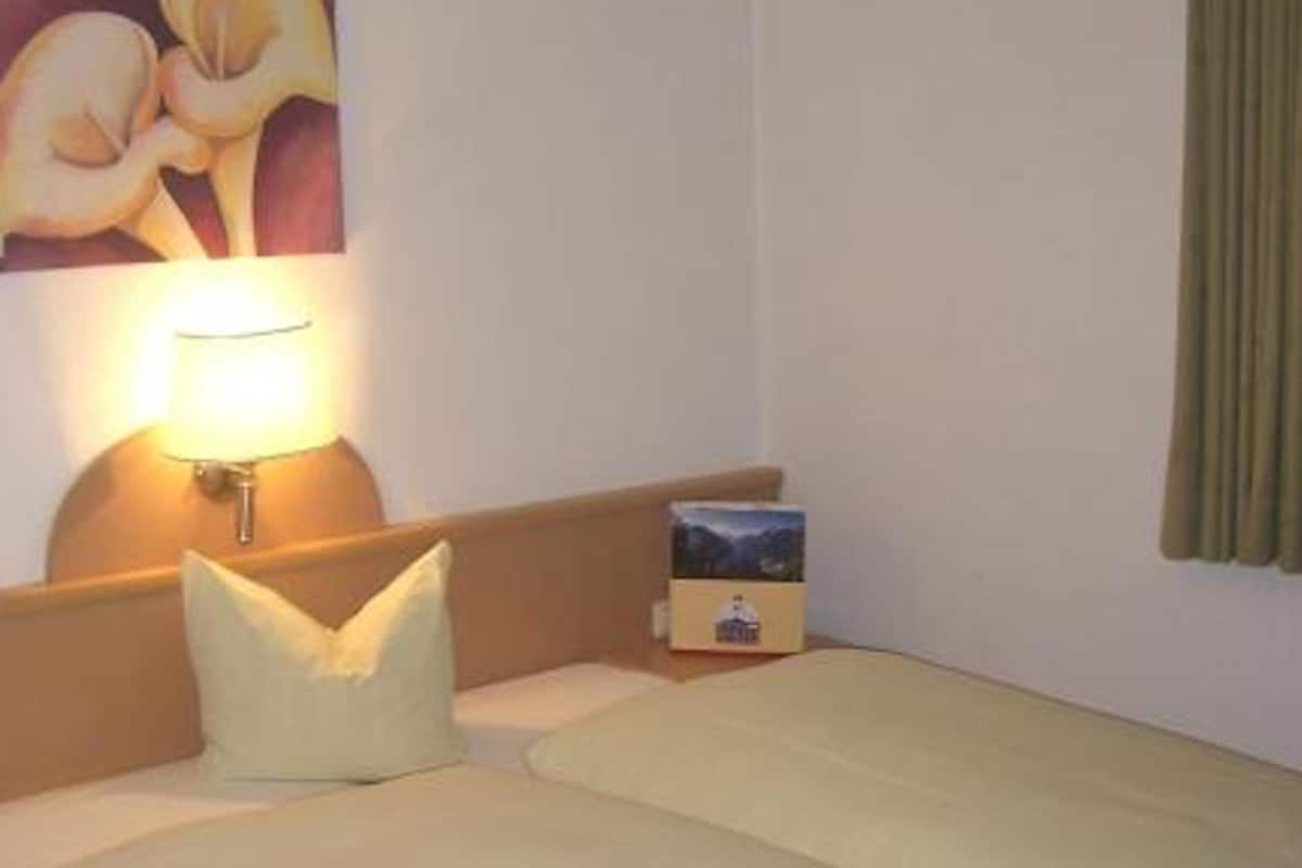 经济双人房 (French Bed) | 办公桌、遮光窗帘、免费 WiFi、床单