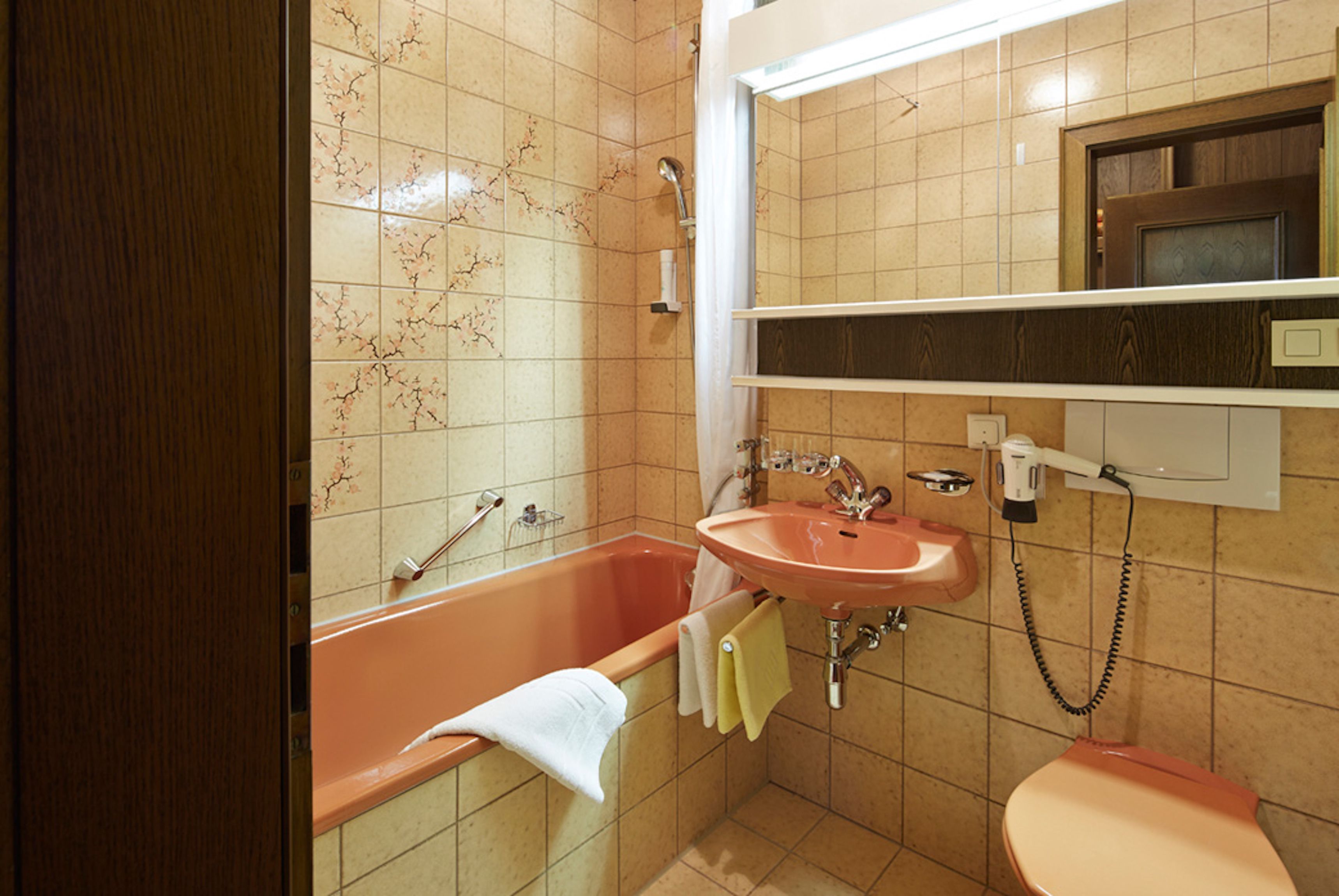 Un baño con bañera, lavabo e inodoro.