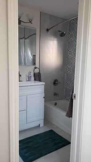 Combined shower/bathtub, hair dryer, towels, soap - Entire Remote work, pet-friendly (dog door), 2 bed/2 bath fully furnished house  (Saratoga)