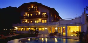 Piscina interna, piscina externa sazonal, guarda-sóis, espreguiçadeiras