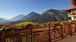 A wooden balcony with flower boxes and a mountain view. - Adults Only Hotel Grafenstein (Schenna)