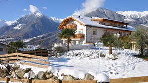 A chalet with a balcony, surrounded by snow-covered mountains and a clear sky. - Adults Only Hotel Grafenstein (Schenna)