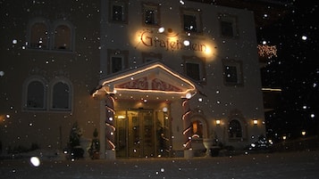 Fassade der Unterkunft – Abend/Nacht