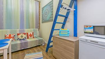 Basic-Studio | Wohnbereich | Flachbildfernseher