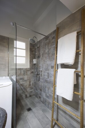 Bathroom - Apollo Syntagma Apartments by VillaRentalsgr (Athens)