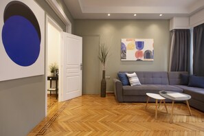 特級公寓, 1 間臥室 | 客廳 | 42 吋平面電視連數碼電視頻道、電視、Netflix