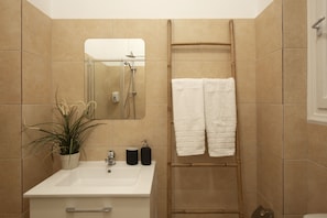Appartement Premium, 1 chambre | Salle de bain | Douche, sĂšche-cheveux, serviettes fournies, savon