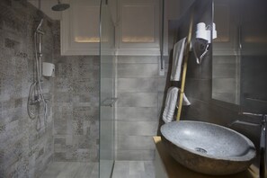 Comfort-Apartment, 1 Schlafzimmer (Syntagma) | Badezimmer | Dusche, Haartrockner, Handtücher, Seife