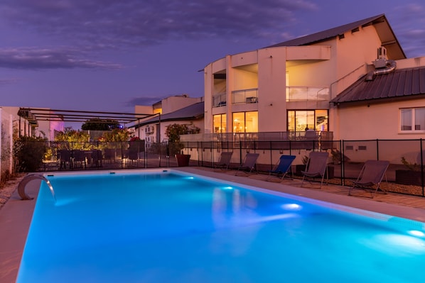 Piscina externa, funciona das 9h às 20h30, espreguiçadeiras