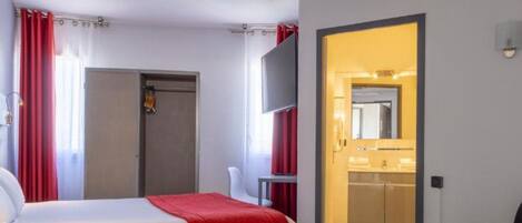 Habitación doble superior | Ropa de cama de alta calidad, edredón y camas Select Comfort