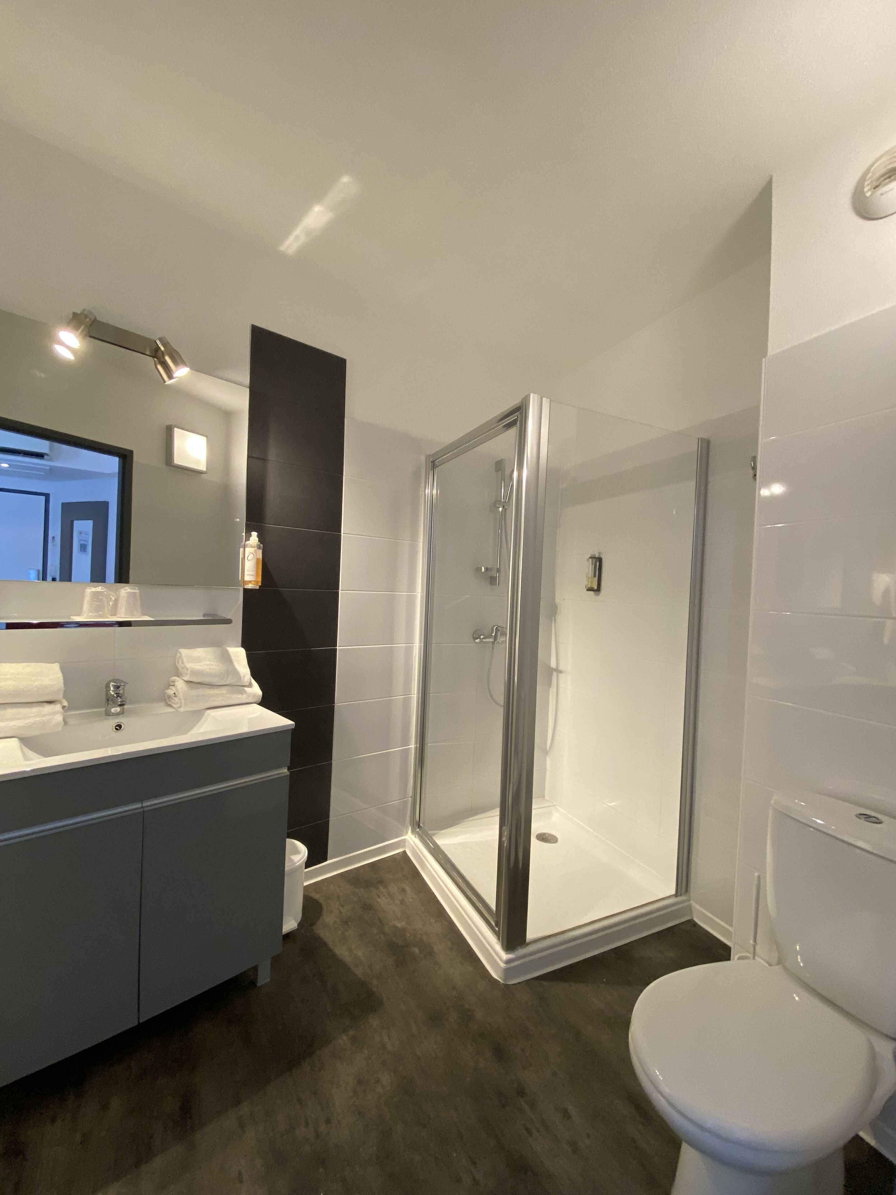 superior triple room | bathroom | free toiletries, hair dryer, towels