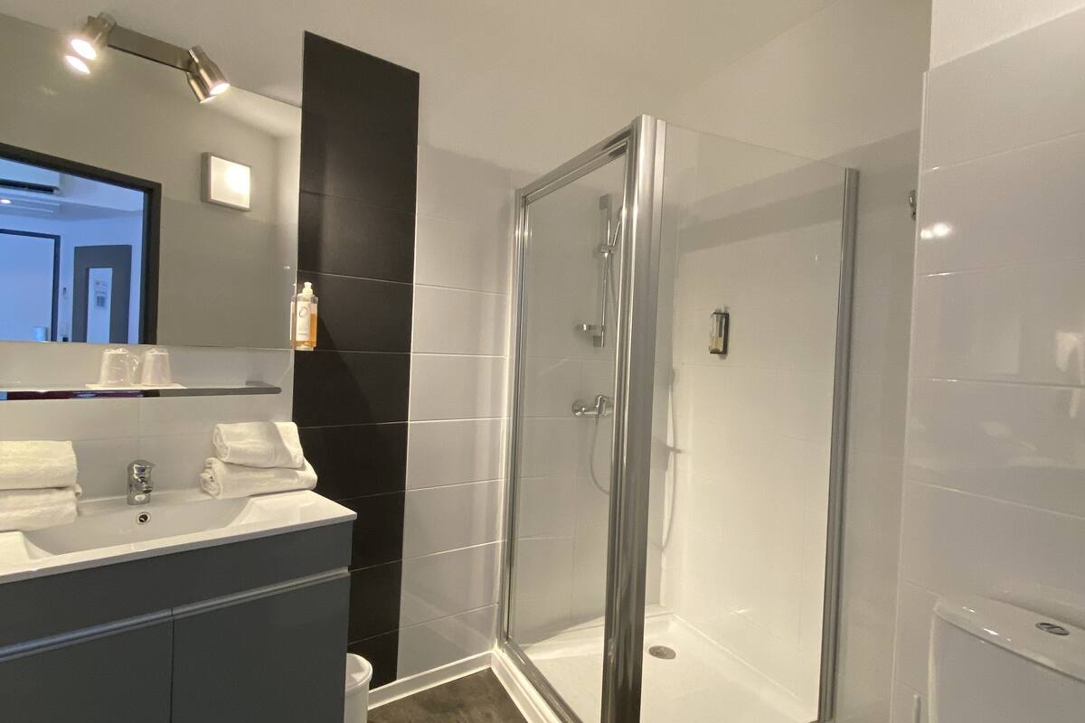 superior triple room | bathroom | free toiletries, hair dryer, towels
