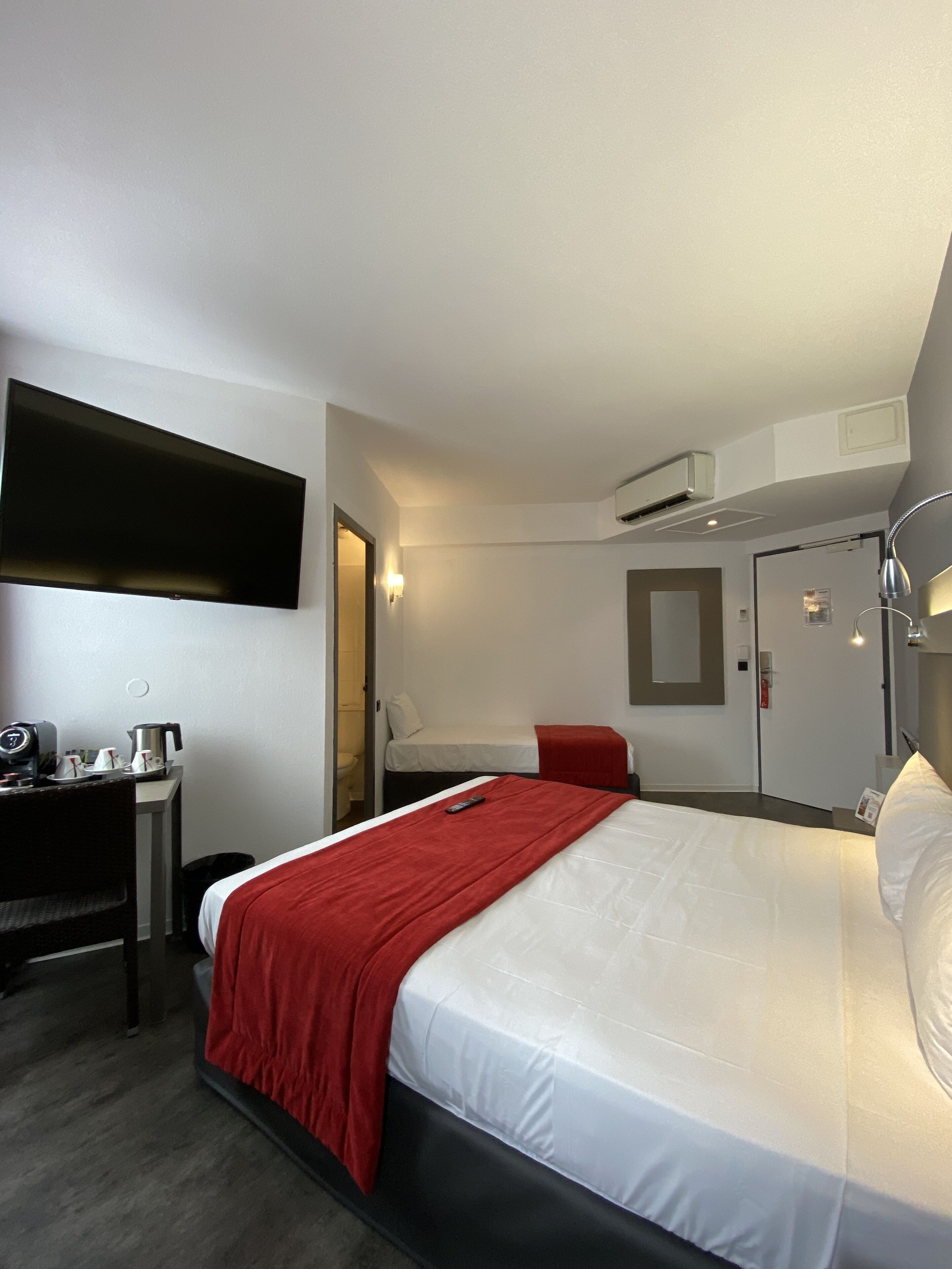 Superior driepersoonskamer | Luxe beddengoed, donzen dekbedden, Select Comfort-bedden