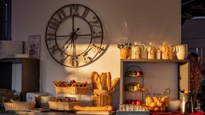 Una encimera de cocina con pan, pasteles y aderezos.