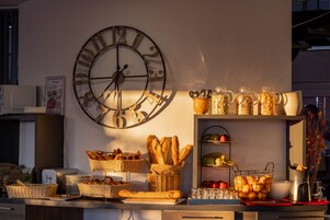Café da manhã com buffet todos os dias (EUR 13 por pessoa) 