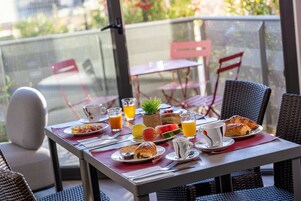 Café da manhã com buffet todos os dias (EUR 13 por pessoa) 