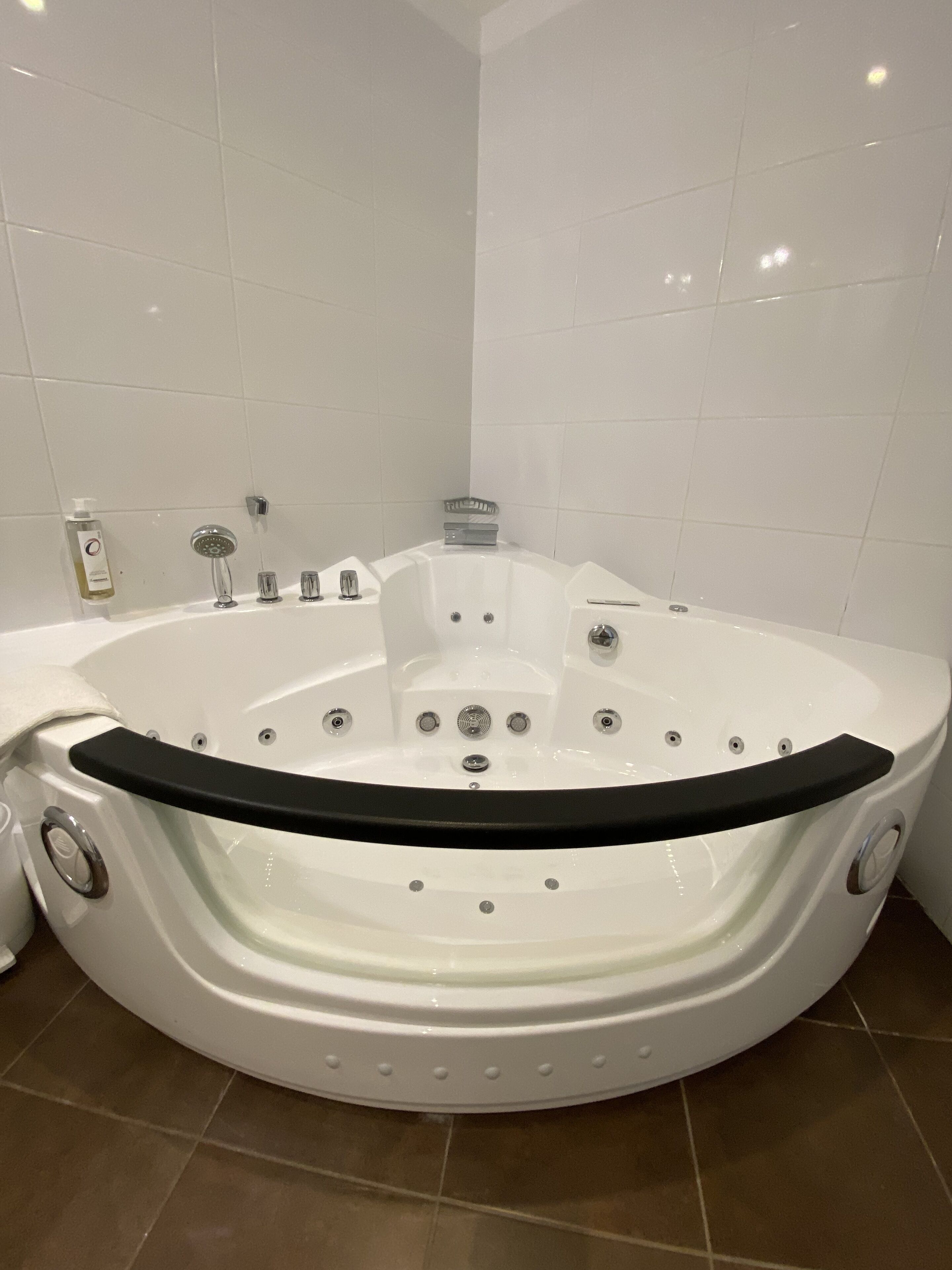 junior suite | bathroom | free toiletries, hair dryer, towels