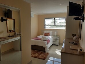 Habitación doble Deluxe, acceso a la alberca | Ropa de cama de alta calidad y escritorio 