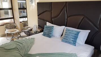 Deluxe-Doppelzimmer, Poolzugang | Hochwertige Bettwaren, Schreibtisch, Bügeleisen/Bügelbrett