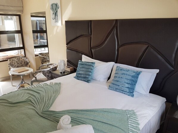 Ropa de cama de alta calidad y escritorio 