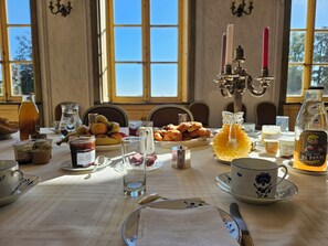 Desayuno continental gratuito y diario