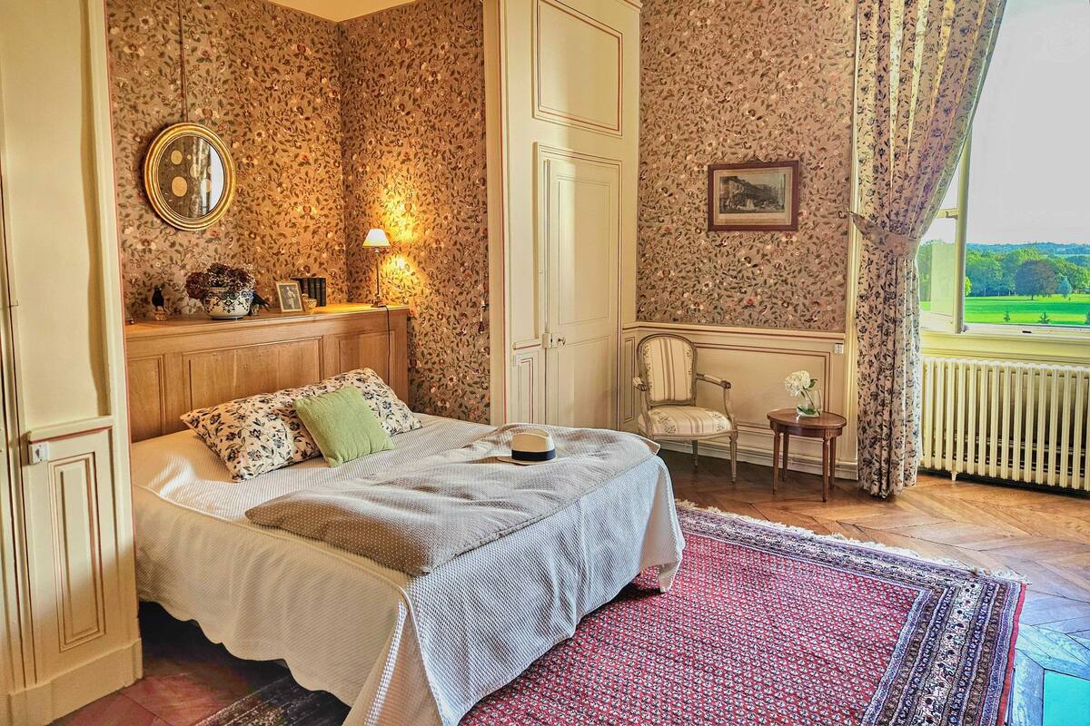 Double Room (Perruches) | Premium bedding, desk, blackout drapes, WiFi (free)