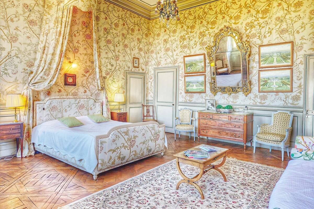 Suite (Baldaquin) | Premium bedding, desk, blackout drapes, WiFi (free)