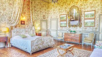 Suite (Baldaquin) | Luxe beddengoed, een bureau, verduisterende gordijnen, gratis wifi