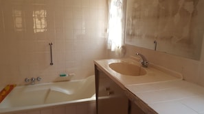 Deep-soaking bathtub, towels