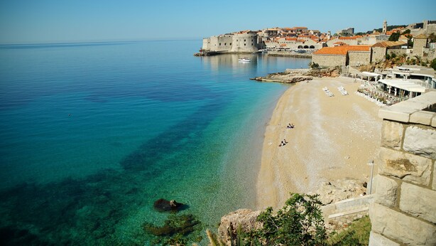 Une ville côtière dotée d’une plage de sable fin, d’un fort historique et d’une mer calme.
