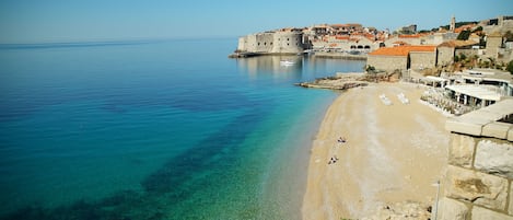 Ubicación cercana a la playa, cabañas de playa, tumbonas y sombrillas