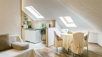 Leilighet – city, sjøutsikt, sjøvendt | Oppholdsområde | Flatskjerm-TV