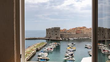 City appartement, 2 slaapkamers, uitzicht op zee, uitzicht op zee | Luxe beddengoed, een bureau, verduisterende gordijnen