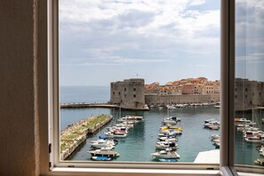 Apartamento urbano, 2 quartos, vista para o mar, de frente para o mar | Roupas de cama premium, escrivaninha, cortinas blackout