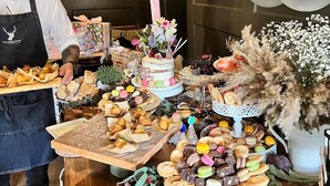 Een buffet met diverse gerechten en een taart als middelpunt.