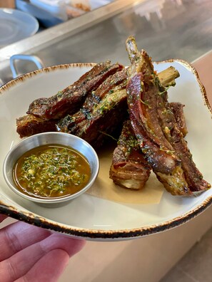 Petit déjeuner, déjeuner et dîner servis sur place