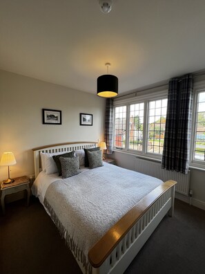 Standard Double Room, Ensuite | Hypo-allergenic bedding, soundproofing, iron/ironing board - The White Hart (Alton)