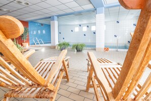 Kolam renang indoor