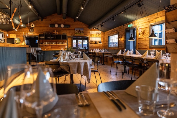 4 restaurants, breakfast, lunch, dinner served; local cuisine