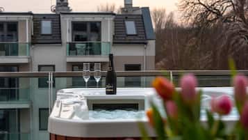 Superior Family Apartment with Jacuzzi | Terrace/patio