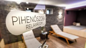 A spa room with a sign reading "PIHENÖSZOBA RELAXROOM".