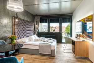 Superior double room with jacuzzi | Ropa de cama de alta calidad y decoración individual