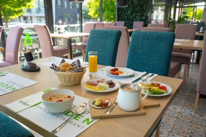 Café da manhã com buffet todos os dias (EUR 10 por pessoa)