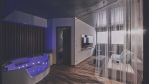 Executive suite with hot tub | リビング エリア | 75 cmの薄型テレビ (衛星放送視聴可)、テレビ
