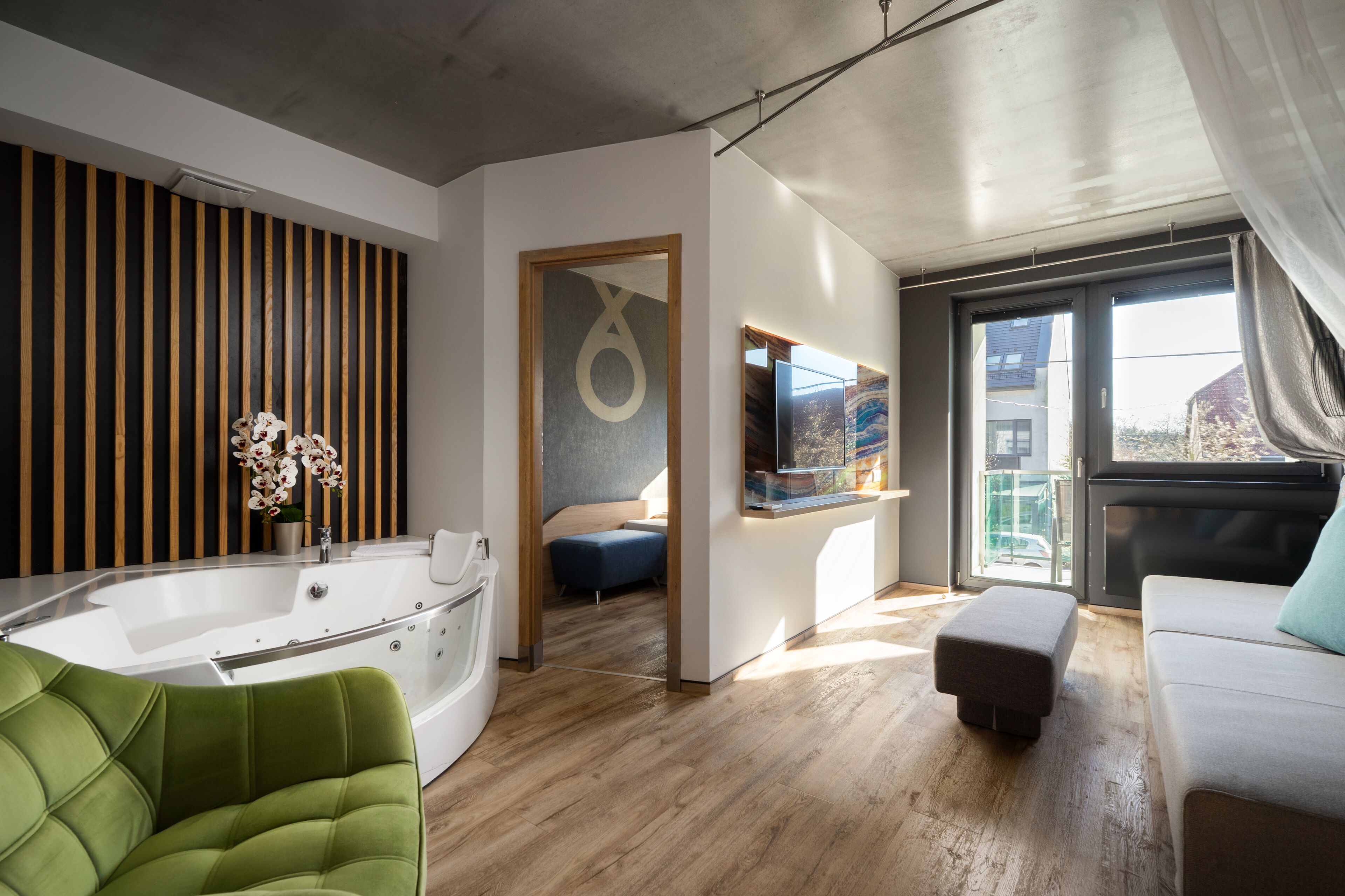 executive suite with hydromassage tub | living area | 75-cm flat-screen tv with satellite channels, tv